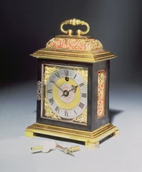Miniatyrfästeklocka med blånande stål- och förgylld metallboett av Thomas Tompion (1639-1713), ca 1710